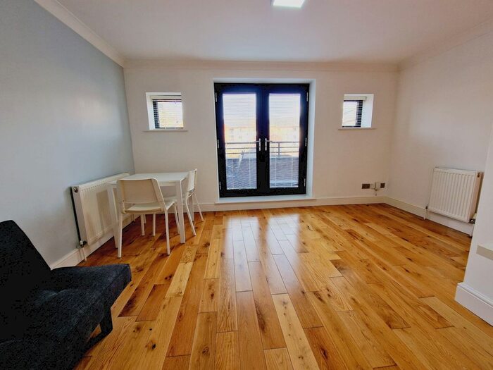 2 Bedroom Flat To Rent In Manor Gardens, London, N7