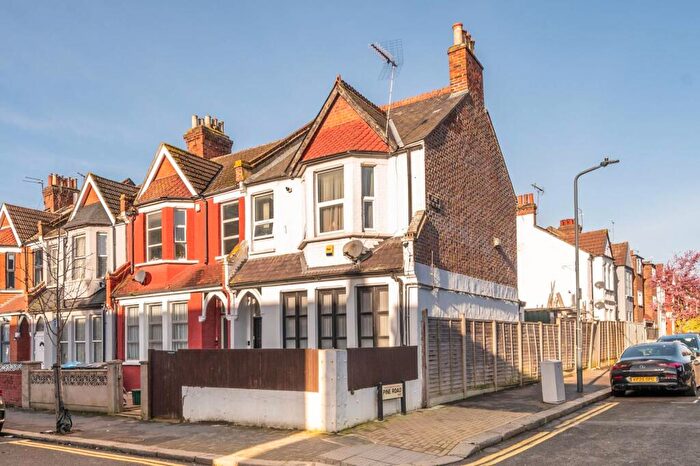 2 Bedroom Maisonette For Sale In Ashford Road, Willesden Green, London, NW2