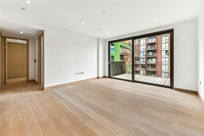 2 Bedroom Apartment To Rent In Viaduct Gardens, London, SW11