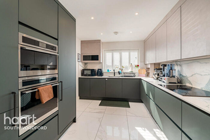 4 Bedroom Town House To Rent In Becket Close, Woodford Green, IG8