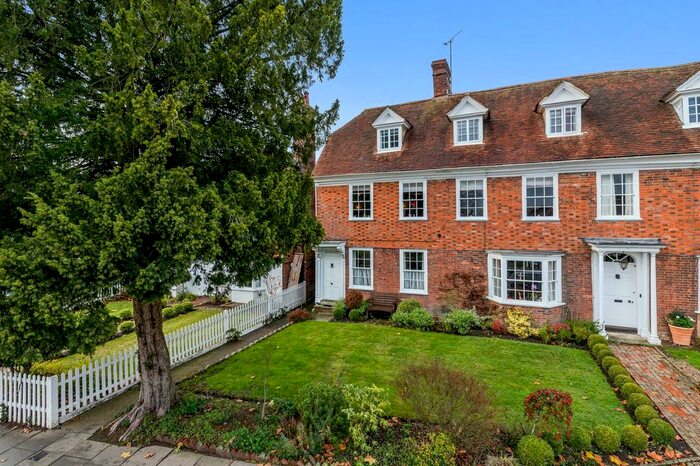 2 Bedroom Flat To Rent In East Cross, Yewtree House East Cross, TN30