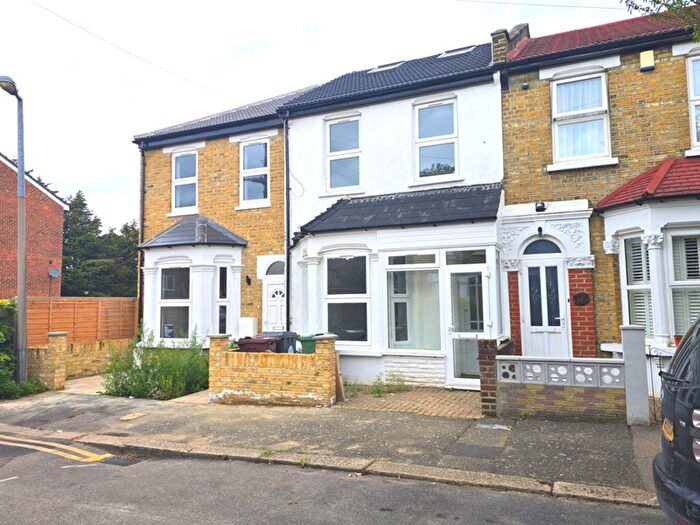 3 Bedroom End Of Terrace House For Sale In Daventry Avenue, Waltham Forest, E17