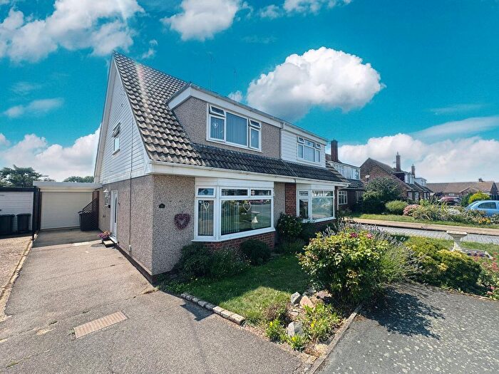 3 Bedroom Semi-Detached House For Sale In Marshalls, Rochford, SS4