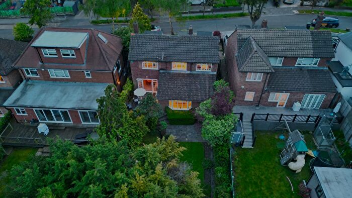 4 Bedroom Detached House For Sale In Claremont Road, Enfield, EN4
