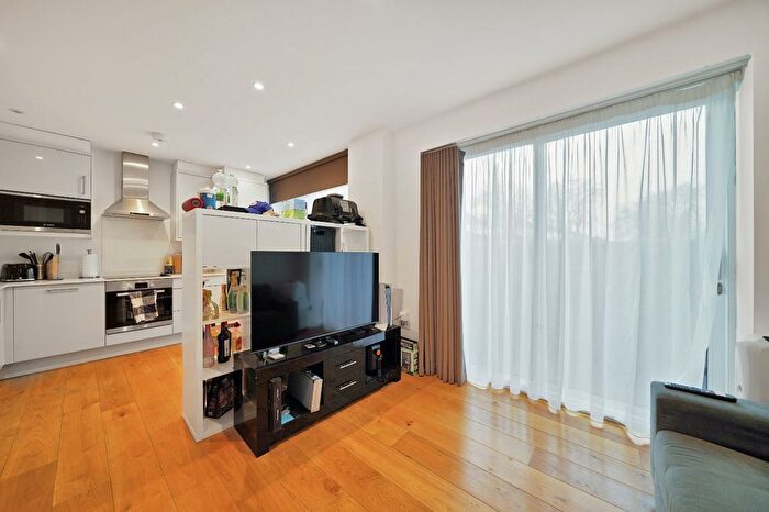 1 Bedroom Flat To Rent In Park Avenue, Bushey, WD23