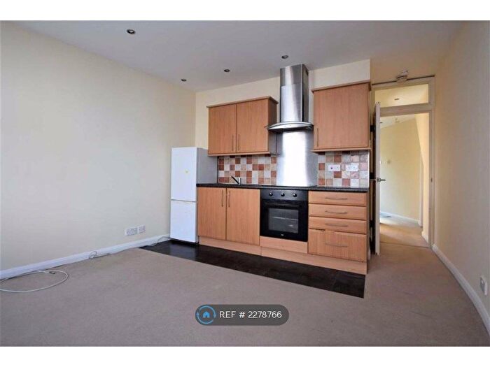 2 Bedroom Flat To Rent In Bradley Crescent, Bristol, BS11