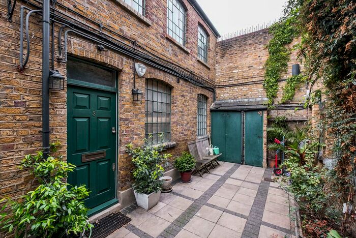 2 Bedroom Mews To Rent In Victoria Mews, Kingsland Road, E2