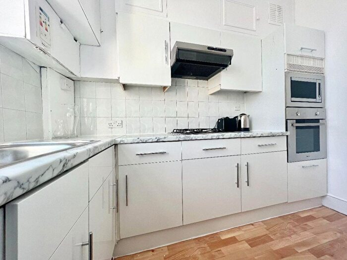 2 Bedroom Flat To Rent In Acre Lane, London, SW2