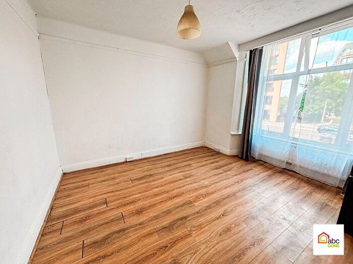 2 Bedroom Flat To Rent In Roneo Corner, Hornchurch, Essex, Uk, RM12