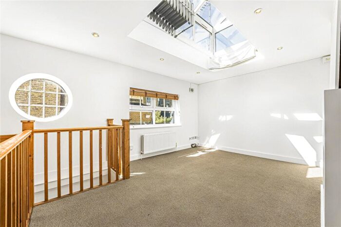 2 Bedroom End Of Terrace House To Rent In Rowe Lane, Hackney, London, E9