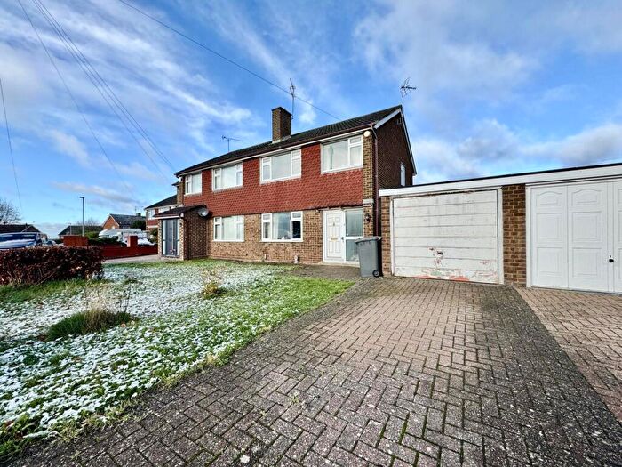 3 Bedroom Semi-Detached House For Sale In Kinross Crescent, Luton, LU3