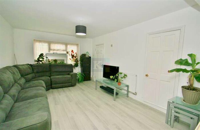 3 Bedroom Semi-Detached House To Rent In Birchway, Hayes, UB3