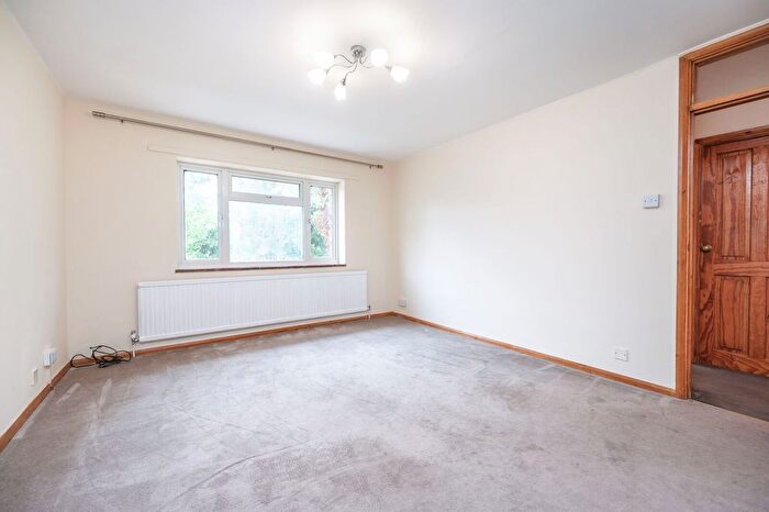 3 Bedroom Maisonette To Rent In Woodside Grove, Woodside Park, London, N12