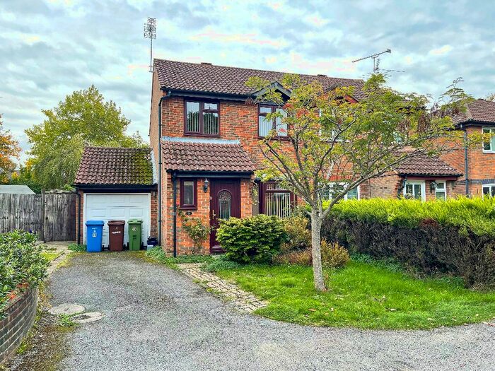 3 Bedroom Semi-Detached House To Rent In Maskell Way, Farnborough, GU14