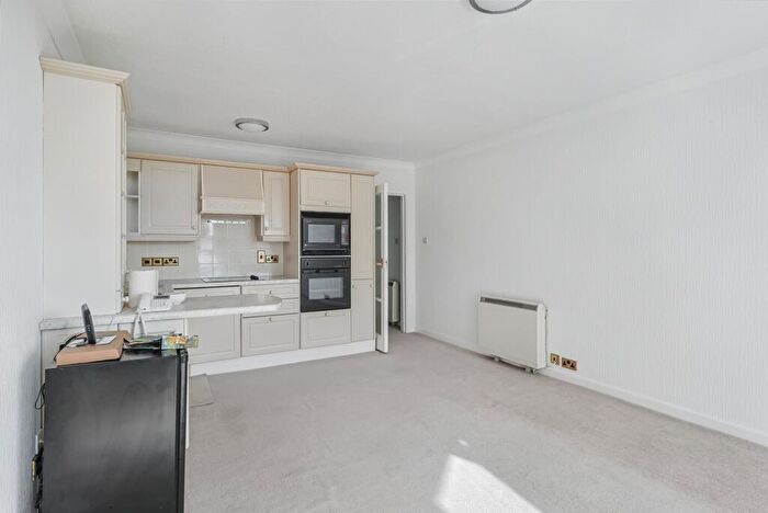 1 Bedroom Flat For Sale In Flat, Sandford House, Mudeford Lane, Christchurch, Bournemouth, BH23