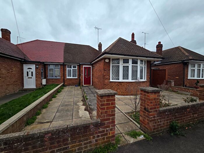3 Bedroom Semi Detached Bungalow To Rent In Meadow Road, Luton, LU3