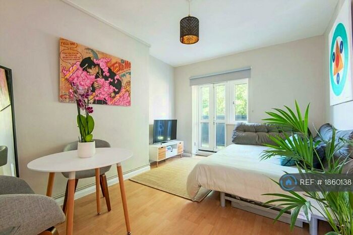 2 Bedroom Flat To Rent In Braintree House, London, E1