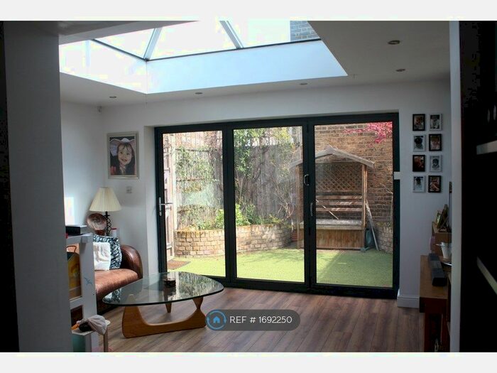 2 Bedroom Flat To Rent In Plaistow, London, E13