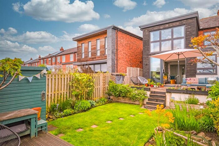 3 Bedroom End Of Terrace House For Sale In Watford Avenue, Norwood Green, HX3