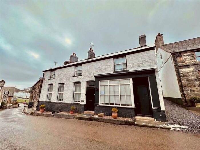 4 Bedroom Cottage For Sale In Capel Garmon, LL26