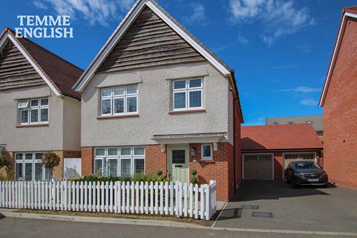 3 Bedroom Detached House For Sale In French Close, Langdon Hills, SS16