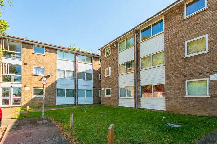 2 Bedroom Flat To Rent In Peregrine Close, Watford, Hertfordshire, WD25
