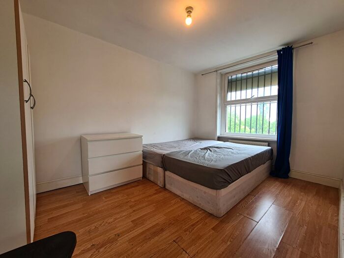 3 Bedroom Flat To Rent In Mile End Road, London, E1