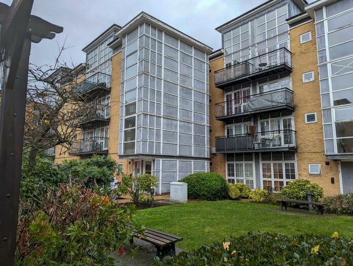 2 Bedroom Flat To Rent In Amber Court, Romford, RM1