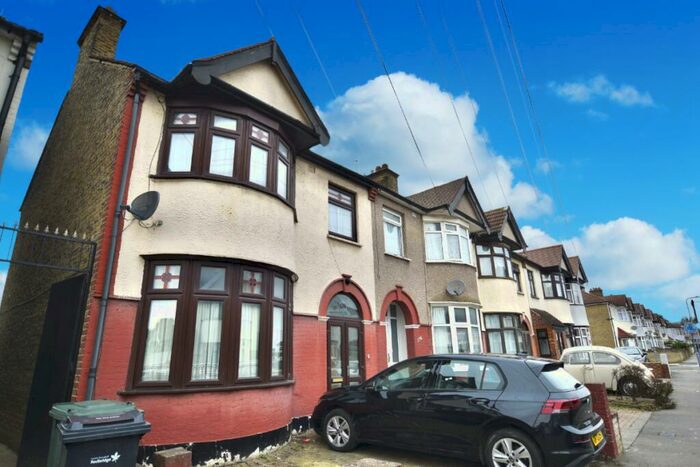 4 Bedroom Semi-Detached House To Rent In South Park Road, Ilford, IG1