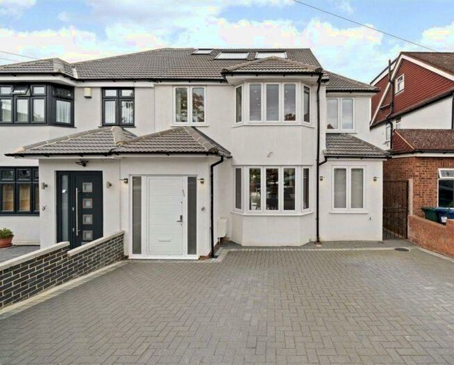 7 Bedroom Semi-Detached House To Rent In Warwick Avenue, Edgware, HA8