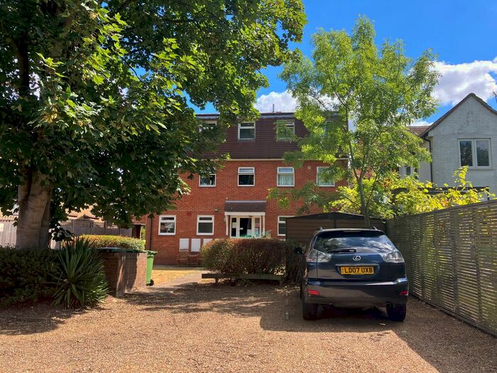 Studio To Rent In College Road, St Albans, AL1