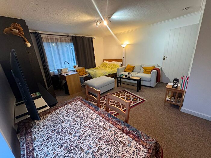 Studio To Rent In Bridge Lane, London, NW11