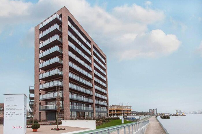 3 Bedroom Flat To Rent In Duke Of Wellington Avenue, Woolwich, London, SE18