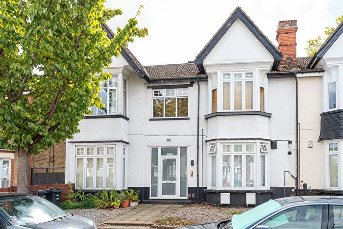 2 Bedroom Flat For Sale In Grove Hill, South Woodford, E18