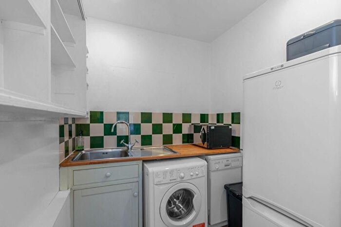 3 Bedroom Flat To Rent In Polwarth Crescent, Edinburgh, EH11