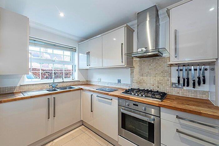 3 Bedroom End Of Terrace House For Sale In Jubilee Gardens, Tring, HP23