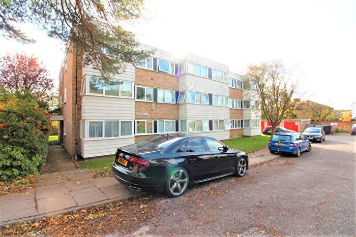 2 Bedroom Flat To Rent In Grovebury Court, N14