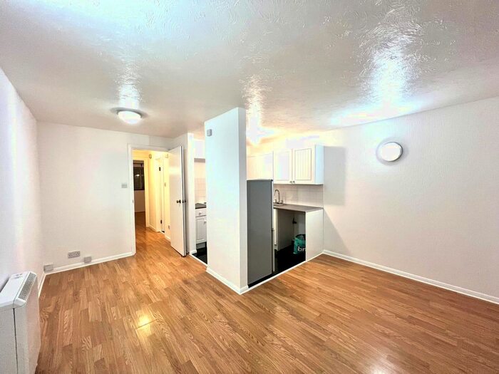 1 Bedroom Flat To Rent In Maltby Drive, Enfield, EN1