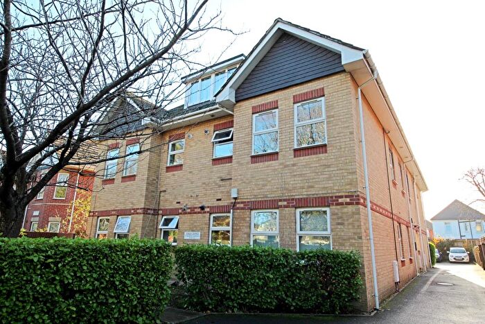 2 Bedroom Flat To Rent In Richmond Park Road, Bournemouth, BH8