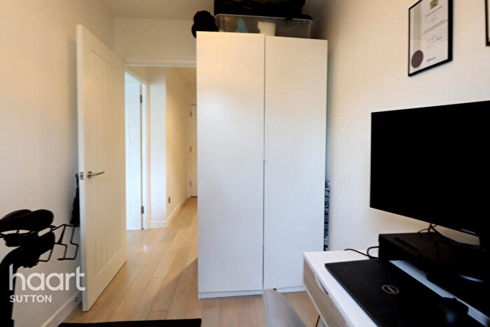 2 Bedroom Flat For Sale In Cedar Road, Sutton, SM2