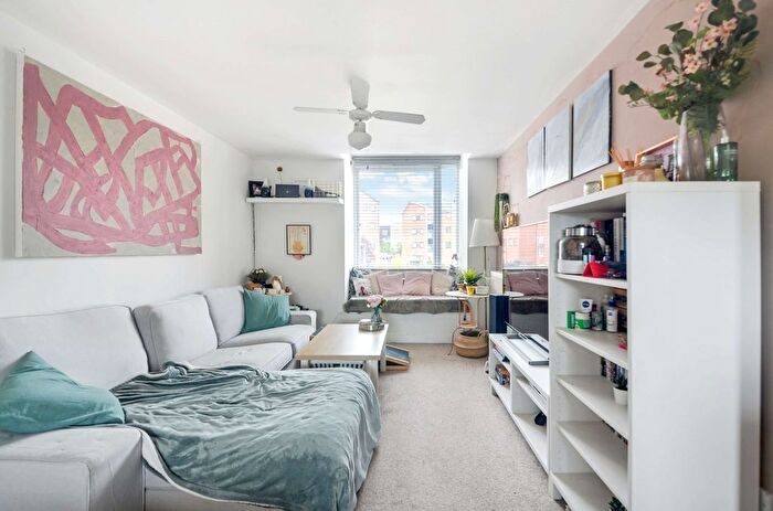 2 Bedroom Flat For Sale In Blake Street, Aylesbury, HP19