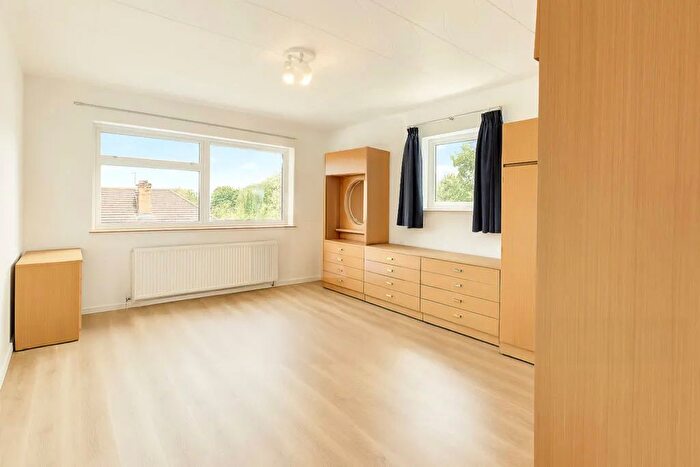 2 Bedroom Flat To Rent In Temple Close, Finchley Central, N3