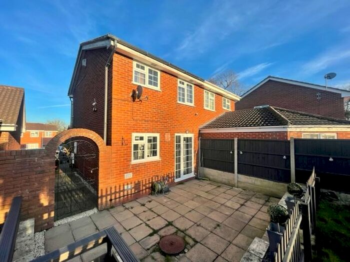 2 Bedroom Property To Rent In Stoneleigh Close, Redditch, B98