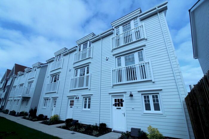 4 Bedroom Town House To Rent In Longwater Avenue, Reading, RG2