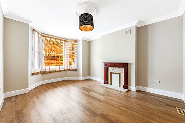 1 Bedroom Flat To Rent In Leysfield Road, London, W12