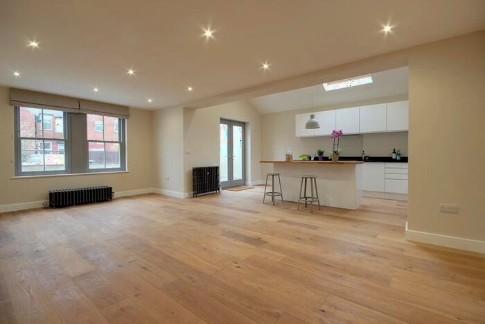 3 Bedroom Town House To Rent In Devonshire Square, Harrogate, HG1