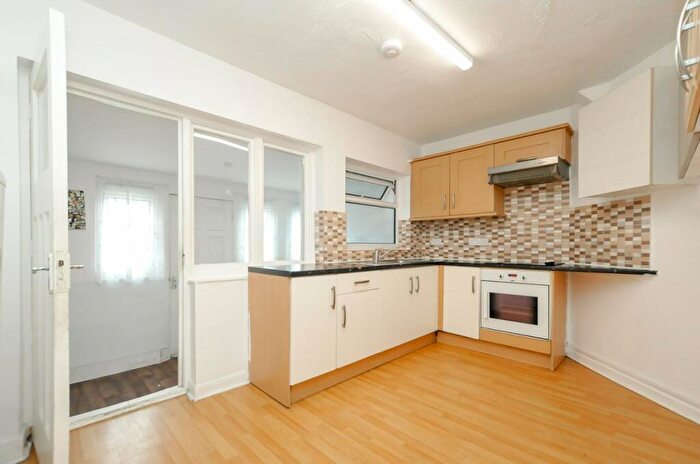 2 Bedroom House To Rent In Cuckoo Hall Lane, Edmonton, N9