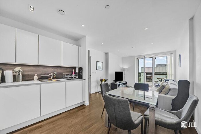 2 Bedroom Apartment For Sale In Skyline Apartments, Devan Grove, N4