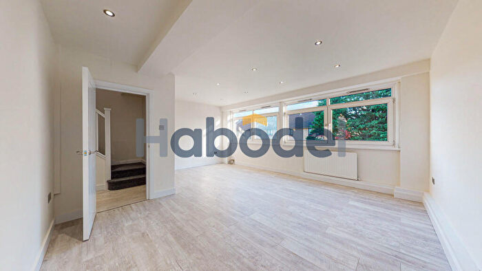 3 Bedroom Flat To Rent In Globetown, London, E2
