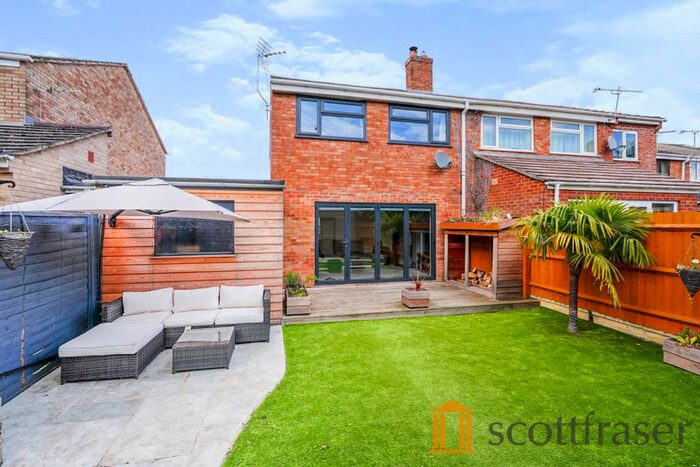 3 Bedroom End Of Terrace House To Rent In Colwell Drive, Witney, OX28